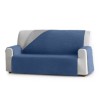 Husă matlasată reversibilă pentru canapea cu patru locuri, în culori albastru și gri, design modern și protecție pentru mobilier.