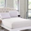 Husă de pat cu elastic 100x200cm, de culoare alb imaculat, într-un dormitor elegant.