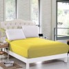 Husă de pat cu elastic 100x200cm, de culoare galben intens, într-un dormitor modern.