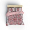 Lenjerie de pat dublă din bumbac 100% ranforce, Cotton Box, design oriental complex în nuanțe de pudră, roșu și verde, cu motive florale și geometrice tradiționale.
