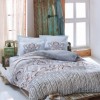 Lenjerie de pat dublu bumbac 100% Ranforce, design vintage 3D cu motive florale albastru și maro pe fundal alb.