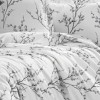 Lenjerie de pat pentru o persoana cu model de crengute cu muguri in nuante de gri pe fundal alb, material bumbac creponat, set 3 piese.