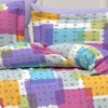 Lenjerie de pat pentru o persoana cu patrate multicolore in nuante de mov, roz, galben, gri material bumbac creponat, set 3 piese.