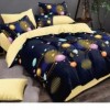 Lenjerie de pat dublu din finet, 6 piese, cu design cosmic de planete colorate pe fundal negru și galben