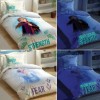 Lenjerie de pat Disney Frozen 2, față-verso, cu Anna și Elsa, mesaje Find Your Strength și Face Your Fear, elemente fosforescente, nuanțe de albastru și alb, 3 piese, bumbac
