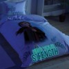 Lenjerie de pat Disney Frozen 2, față-verso, cu Anna și Elsa, mesaje Find Your Strength și Face Your Fear, elemente fosforescente, nuanțe de albastru și alb, 3 piese, bumbac