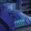 Lenjerie de pat Disney Frozen 2, față-verso, cu Anna și Elsa, mesaje Find Your Strength și Face Your Fear, elemente fosforescente, nuanțe de albastru și alb, 3 piese, bumbac