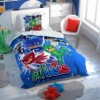 Lenjerie de pat Disney PJ Masks, cu personaje Owlette, Catboy și Gekko, design colorat albastru, verde, roșu, elemente fosforescente, 3 piese, bumbac