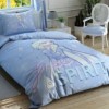 Lenjerie de pat Disney Frozen 2 Free Spirit, față-verso, cu Elsa și Anna, mesaje Free Spirit și Stay Curious, design albastru, 3 piese, bumbac