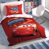 Lenjerie de pat Disney Cars Shiny Road, cu Lightning McQueen, mesajele Fastest on the Road și Designed to be Fast, design roșu, galben și albastru.