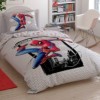 Lenjerie de pat Disney Spiderman Cloudy, cu Spiderman în acțiune, design alb cu buline negre, fundal de oraș, 3 piese, bumbac