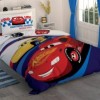 Lenjerie de pat Disney pentru 1 persoană cu Fulger McQueen și Cruz Ramirez din filmul Cars, în culori roșu, galben, albastru și alb, set de 3 piese.