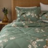 Lenjerie de pat 3D First Choice Morris bumbac satinat 220 TC cu flori de mar roz si albe pe fond verde salvie