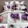 Lenjerie de pat dublu cu imprimeu 3D de liliac mov și inimi decorative pe fundal alb. Lenjerii de pat 1+1 gratis.