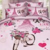 Lenjerie de pat dublu cu imprimeu 3D tematic Paris, cu Turnul Eiffel și flori, pe fundal roz. Lenjerii de pat 1+1 gratis.