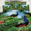 Lenjerie de pat dublu cu imprimeu 3D de păuni într-un peisaj natural luxuriant, înconjurat de vegetație verde și ciuperci. Lenjerii de pat 1+1 gratis.