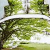 Lenjerie de pat dublu cu imprimeu 3D de peisaj natural, cu copac mare și fluturi pe fundal verde proaspăt. Lenjerii de pat 1+1 gratis.