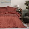 Lenjerie pat dublu din bambus și bumbac, Cotton Box Stripe Cărămiziu, cu dungi elegante și textură fină lucioasă