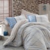 Lenjerie de pat poplin Hobby Home Carmela Beige, bumbac 100% mercerizat, carouri albastre și bej, ambalată în cutie elegantă tip cadou.