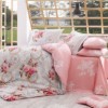 Lenjerie de pat Clementina Pink cu trandafiri roz și roșu, 100% bumbac poplin, roz pastel, design floral elegant, 4 piese.