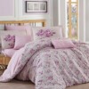 Lenjerie de pat din bumbac mercerizat Hobby Home Flora Lilac, model cu bujori lila și roz, set 4 piese, ambalat în cutie cadou.