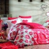 Lenjerie de pat poplin Love Me - Red cu inimioare și buze roșii, set de 4 piese, bumbac mercerizat, ambalată în cutie cadou.