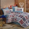 Lenjerie de pat din bumbac mercerizat Hobby Home Mozaique Turquoise, model mozaic turcoaz și roșu, set 4 piese, ambalat în cutie cadou.