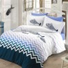 Lenjerie de pat Poplin Ocean Dark Blue cu design de pești și motive zigzag în nuanțe de albastru și alb, 100% bumbac mercerizat, set de 4 piese, aspect proaspăt și dinamic.