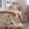 Lenjerie de pat din bumbac mercerizat Ornella Gold, model elegant cu flori și dungi corai și auriu, set 4 piese, ambalat în cutie cadou.