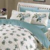 Lenjerie de pat din bumbac mercerizat Hobby Home Paris Spring Turquoise, model floral turcoaz și verde, set 4 piese, ambalat în cutie cadou.