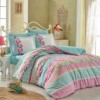 Lenjerie de pat poplin Hobby Home, model Scarlet Turquoise, design floral cu flori roz și turcoaz pe fundal turcoaz și alb, bumbac 100% mercerizat, ambalată în cutie cadou.