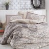 Lenjerie de pat poplin percale Hobby Home, model Serenity Grey, design floral baroc în nuanțe de gri și bej, bumbac 100% mercerizat, ambalată în cutie cadou.