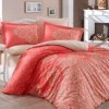 Lenjerie de pat din bumbac mercerizat Hobby Home Serenity Red, model floral roșu și crem, set 4 piese, ambalat în cutie cadou.