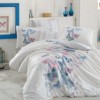 Lenjerie de pat poplin percale Hobby Home, model Sueno Green, design cu fluturi în nuanțe de albastru, roz și violet pe fundal alb, bumbac 100% mercerizat, ambalată în cutie cadou.