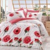 Lenjerie de pat poplin Hobby Home, model Veronika Red, design floral cu maci roșii pe fundal alb, bumbac 100% mercerizat, ambalată în cutie cadou.