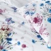 Lenjerie de pat dublu din bumbac ranforce cu model floral în nuanțe de albastru și roz pe fundal alb