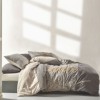 Lenjerie de pat dublu bumbac 100% ranforce Halley cu design geometric în nuanțe de gri, bej și maro.