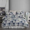 Lenjerie de pat dublu bumbac 100% ranforce Mare Blue cu design geometric în carouri în nuanțe de albastru, gri și alb.
