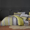 Lenjerie de pat dublu bumbac 100% ranforce Rhea Green cu design în dungi în nuanțe de verde lime, gri și alb.