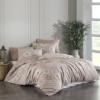Lenjerie de pat dublu bumbac 100% ranforce Snow Grey cu design geometric și modele de fulgi de zăpadă în nuanțe de gri, alb și portocaliu.