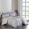 Lenjerie de pat din bumbac 100% ranforce cu design floral în tonuri de albastru și gri, ideală pentru un decor modern.