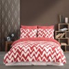 Lenjerie de pat dublu bumbac 100% ranforce Waves Red cu design în valuri în nuanțe de roșu și alb.