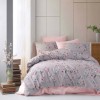 Lenjerie de pat din bumbac ranforce 100% cu 4 piese, model floral delicat în nuanțe de gri și roz, decorată cu flori pastelate pentru un aspect romantic și elegant