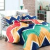 Lenjerie de pat dublu din bumbac 100% ranforce, model Bahar Home Zigzag, cu un design modern și colorat în nuanțe de albastru, verde, galben și roșu, decorată cu modele zigzag vibrante.