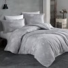 Lenjerie de pat din bumbac 100% ranforce, Pucioasa, model Arnor V2, în nuanțe rafinate de gri deschis cu design floral delicat și elegant.