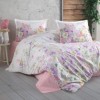 Lenjerie de pat din bumbac 100% ranforce, Pucioasa, model Arse, în nuanțe de alb, roz, mov și galben cu design floral vesel și colorat.