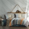 Lenjerie de pat Duko V1 din bumbac 100% ranforce cu design în dungi multicolore în tonuri de bej, albastru și portocaliu, ideală pentru un decor modern și atractiv.