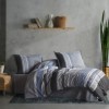 Lenjerie de pat din bumbac 100% ranforce, Pucioasa, model Duko V2, în nuanțe de albastru și gri cu design modern cu dungi.
