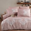 Lenjerie de pat din bumbac 100% ranforce, Pucioasa, model Levure, în nuanțe de roz și alb cu design ornamental elegant.