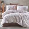 Lenjerie de pat din bumbac 100% ranforce, Pucioasa, model Ludi, în nuanțe de alb și maro cu design floral discret și detalii naturale.